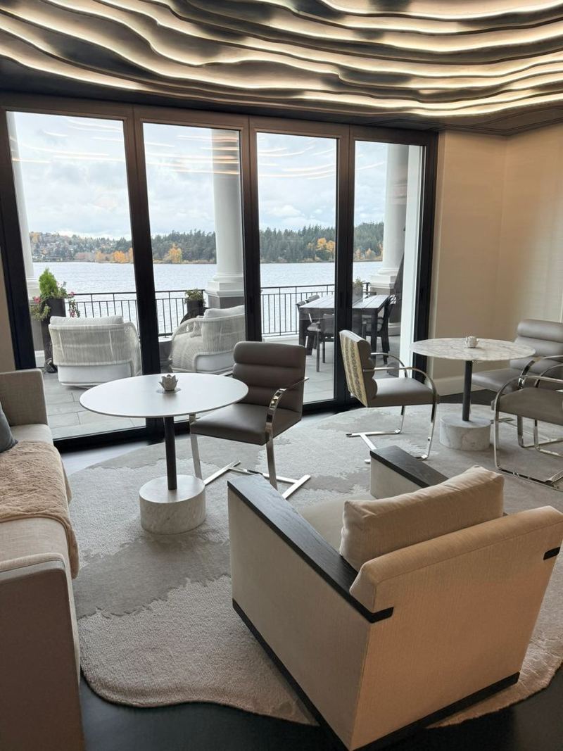 Water-view lounge